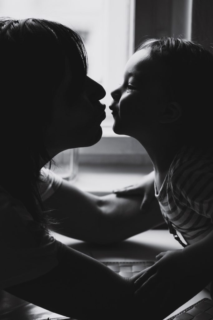 Scherenschnitt Mutter und Sohn
