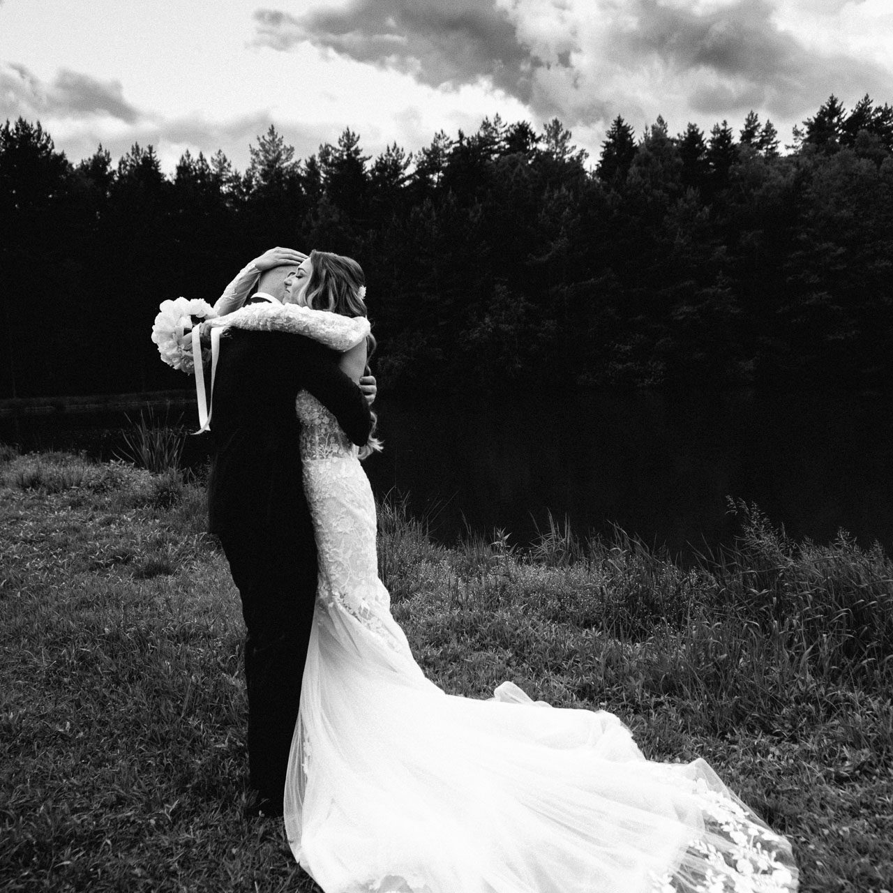 Emotionaler Moment eines Hochzeitspaares